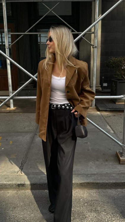 2.3. Boss Lady Vibes - suede jacket-min @lindasintonen